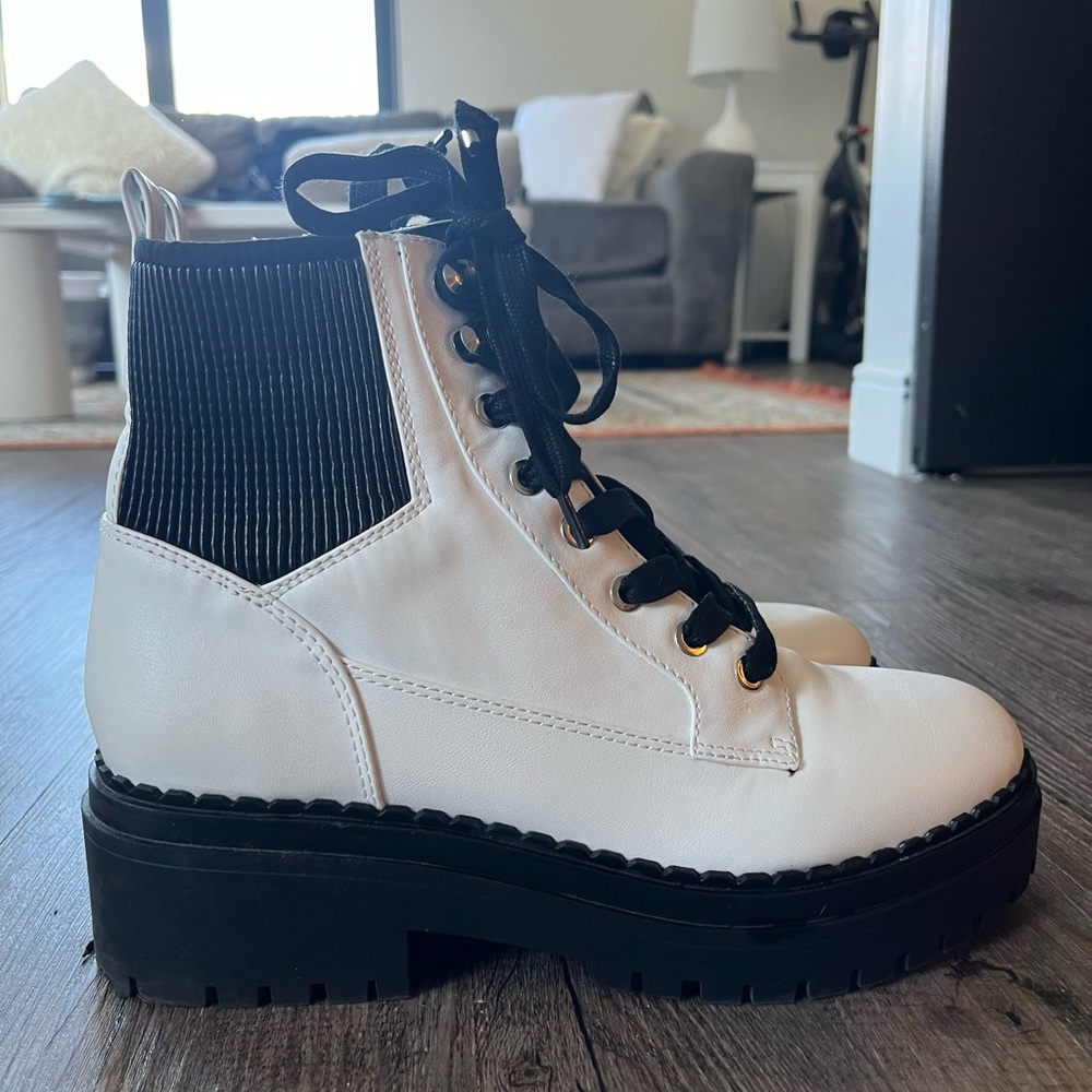 White combat coots with black laces